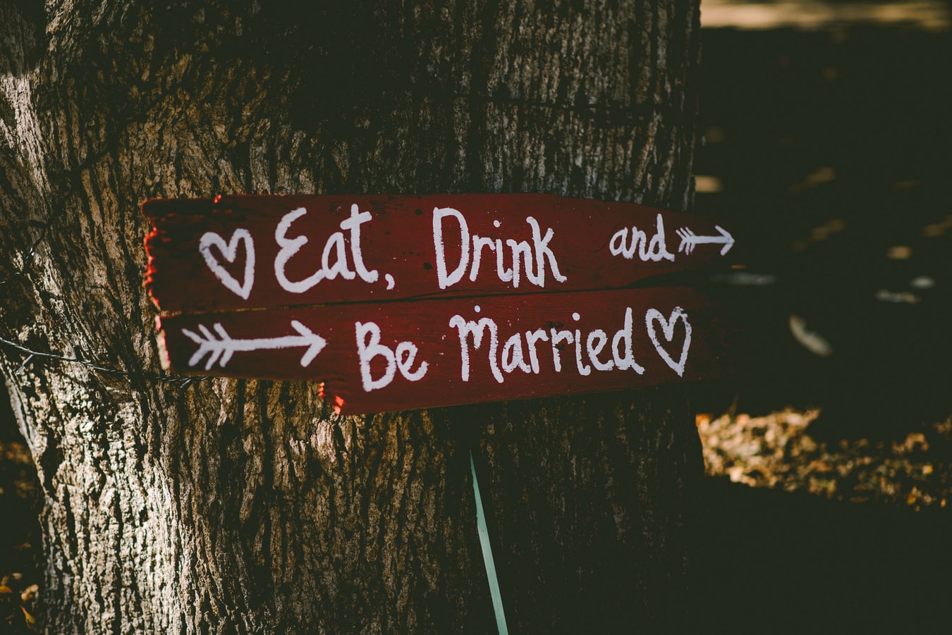 foto archivo - cartel "eat, drink and be married"